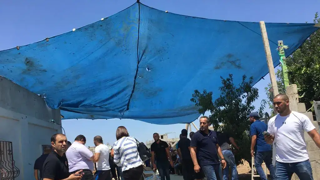 משפחתו של מוחמד ג'ברין מחבל שנורה בהר הבית לאחר פיגוע שער האריות, מקימה סוכת אבלים, אום אל פאחם , 14 ביולי 2017 משפחתו של מוחמד ג'ברין מחבל שנורה בהר הבית לאחר פיגוע שער האריות, מקימה סוכת אבלים, אום אל פאחם , 14 ביולי 2017
