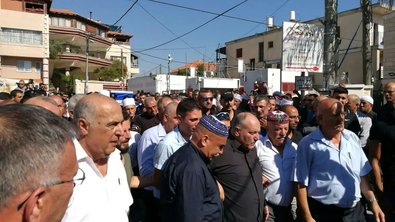 שכיב שנאן בהלווית בנו כמיל שנהרג בפיגוע בהר הבית שכיב שנאן בהלווית בנו כמיל שנהרג בפיגוע בהר הבית