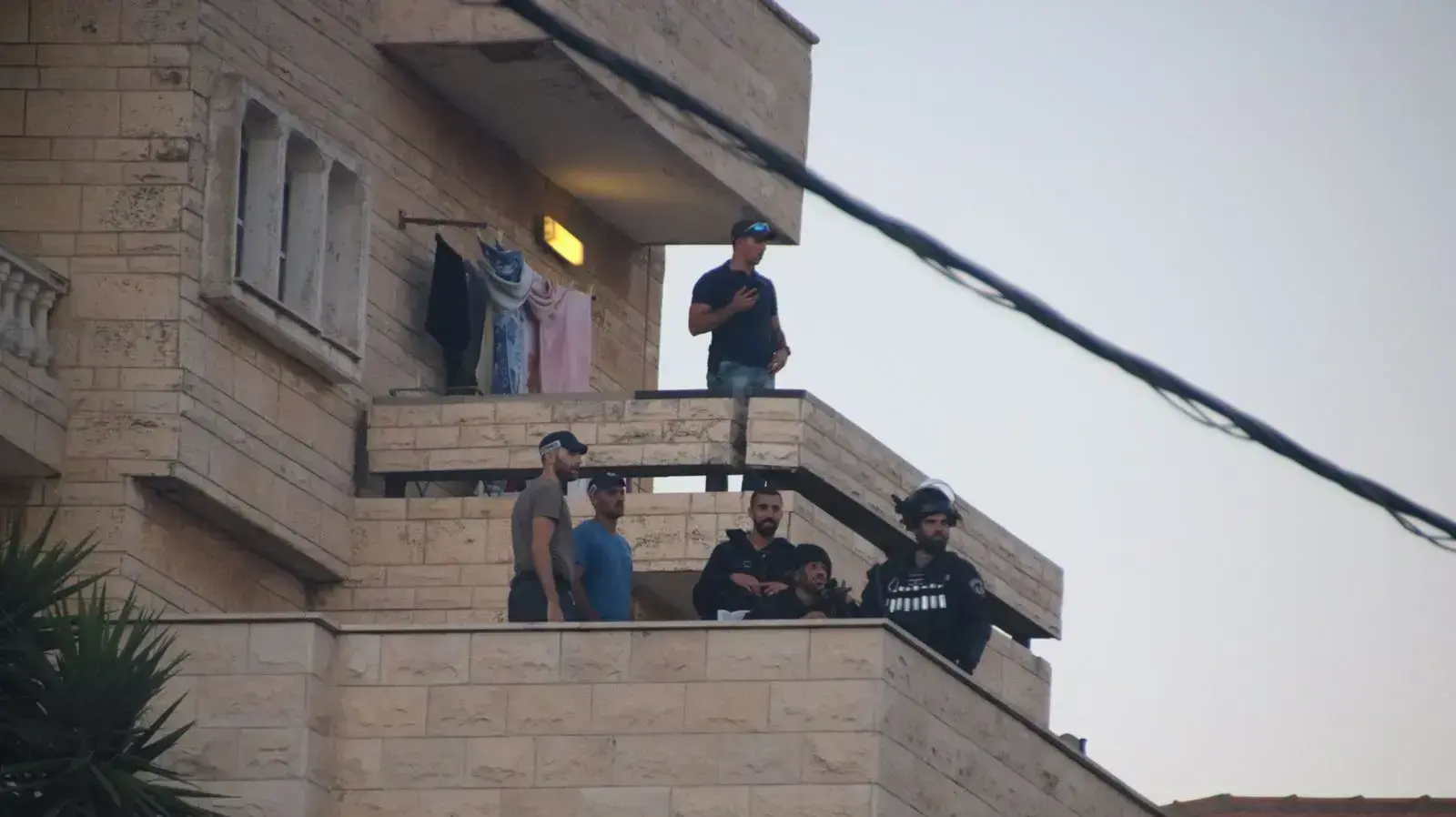 כוחות הביטחון בביתו של המחבל מוחמד אחמד מפדי ג'בארין באום אל-פחם. 14 ביולי 2017 כוחות הביטחון בביתו של המחבל מוחמד אחמד מפדי ג'בארין באום אל-פחם. 14 ביולי 2017