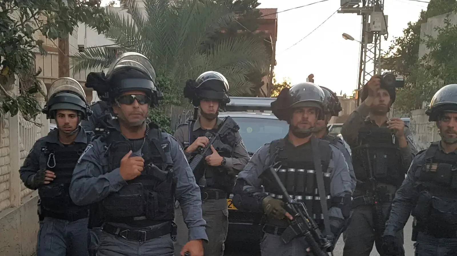 כוחות משטרה הגיעו לבתי המחבלים באום אל-פחם והורו למשפחות לפרק את סוכות האבלים. 14 ביולי 2017 כוחות משטרה הגיעו לבתי המחבלים באום אל-פחם והורו למשפחות לפרק את סוכות האבלים. 14 ביולי 2017