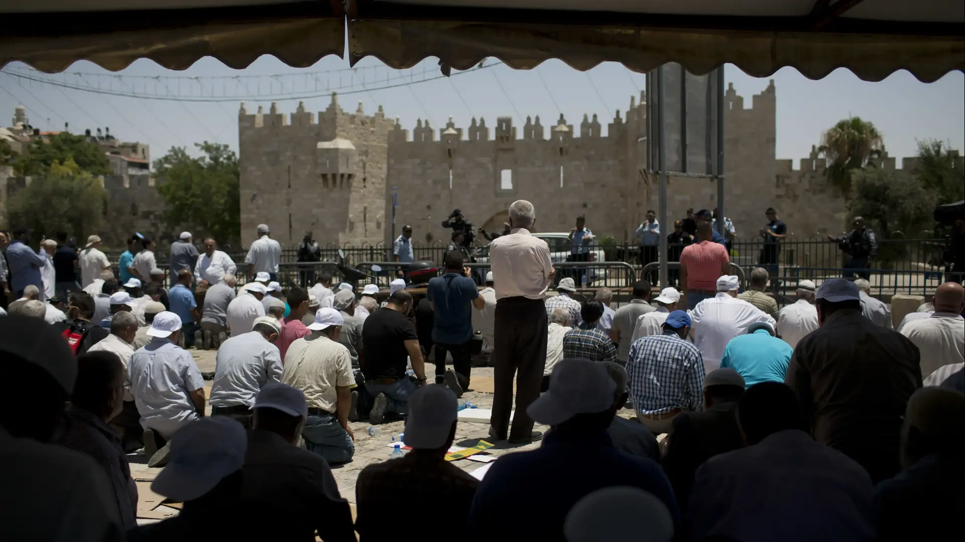 מתפללים מוסלמים בפאתי העיר העתיקה בירושלים, 14 ביולי 2017 מתפללים מוסלמים בפאתי העיר העתיקה בירושלים, 14 ביולי 2017
