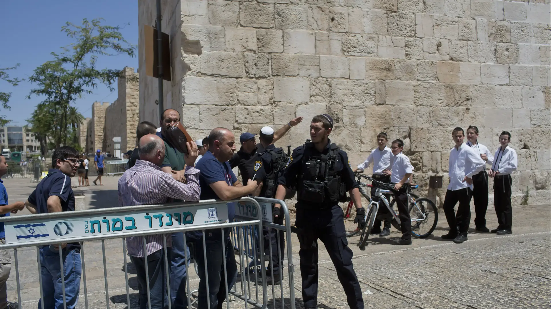 מתפללים מוסלמים בפאתי העיר העתיקה בירושלים, 14 ביולי 2017 מתפללים מוסלמים בפאתי העיר העתיקה בירושלים, 14 ביולי 2017