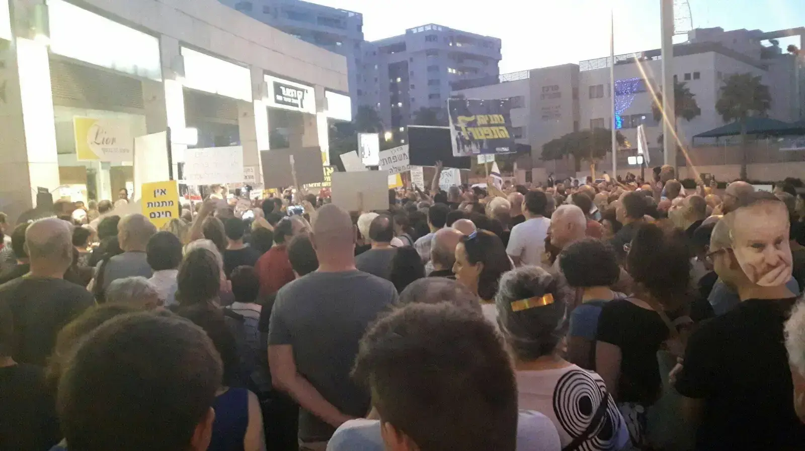 הפגנה בפתח תקווה ליד ביתו של היועמ"ש אביחי מנדלבליט הפגנה בפתח תקווה ליד ביתו של היועמ"ש אביחי מנדלבליט
