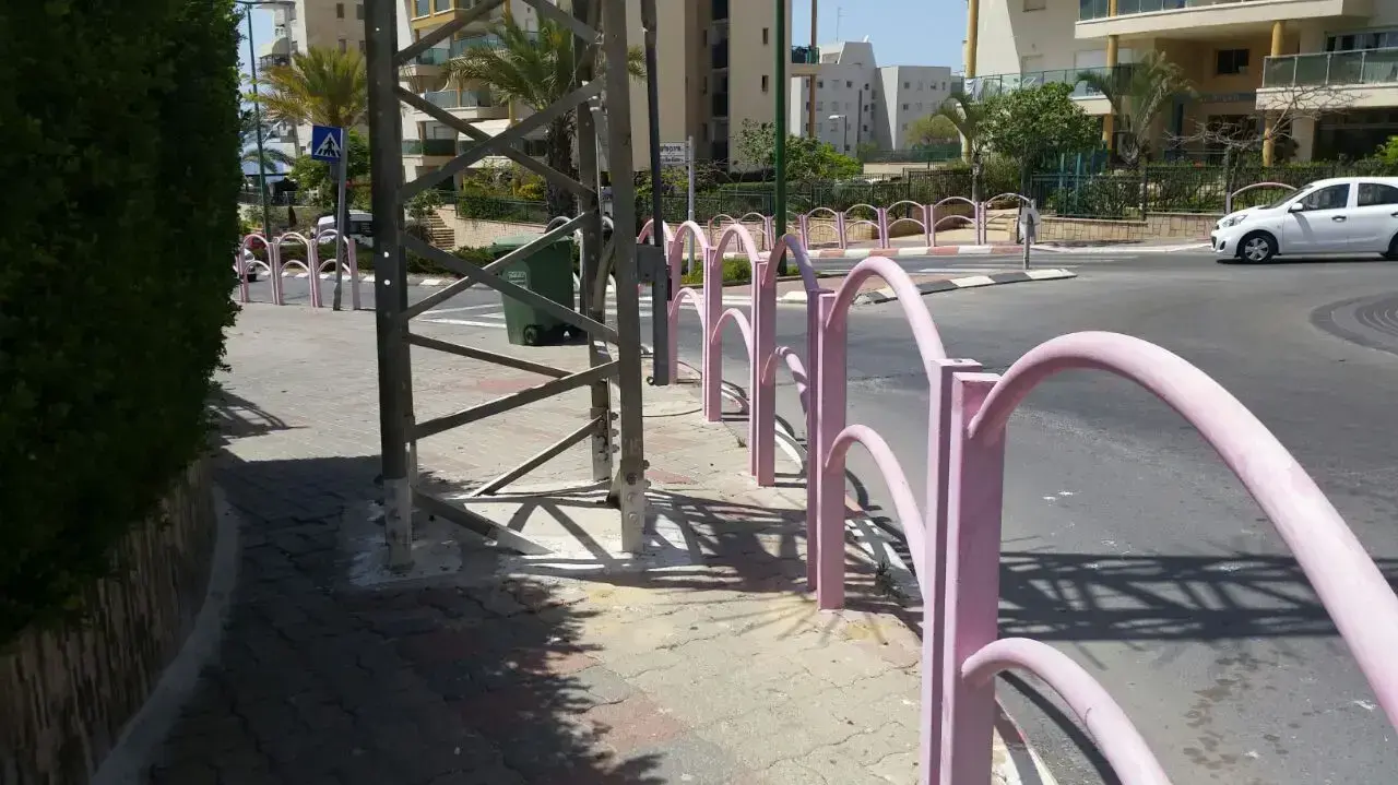 סכנה על המדרכות: שדרות האצ"ל, אשקלון יולי 2017 סכנה על המדרכות: שדרות האצ"ל, אשקלון יולי 2017