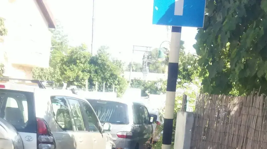 פחי אשפה על המדרכה בבאר יעקב יולי 2017 פחי אשפה על המדרכה בבאר יעקב יולי 2017
