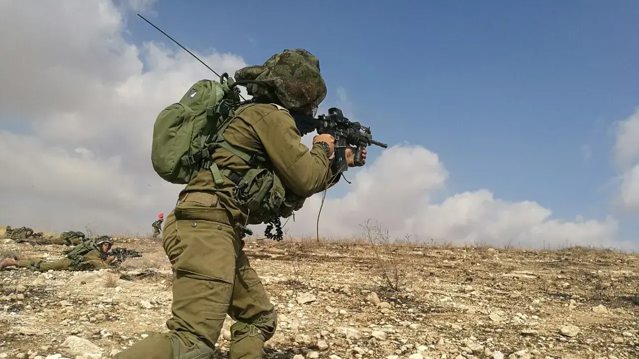 לוחם בבסיס האימונים של חטיבת הצנחנים, שנמצא ליד קיבוץ שומריה שבגב יוני 2017 לוחם בבסיס האימונים של חטיבת הצנחנים, שנמצא ליד קיבוץ שומריה שבגב יוני 2017