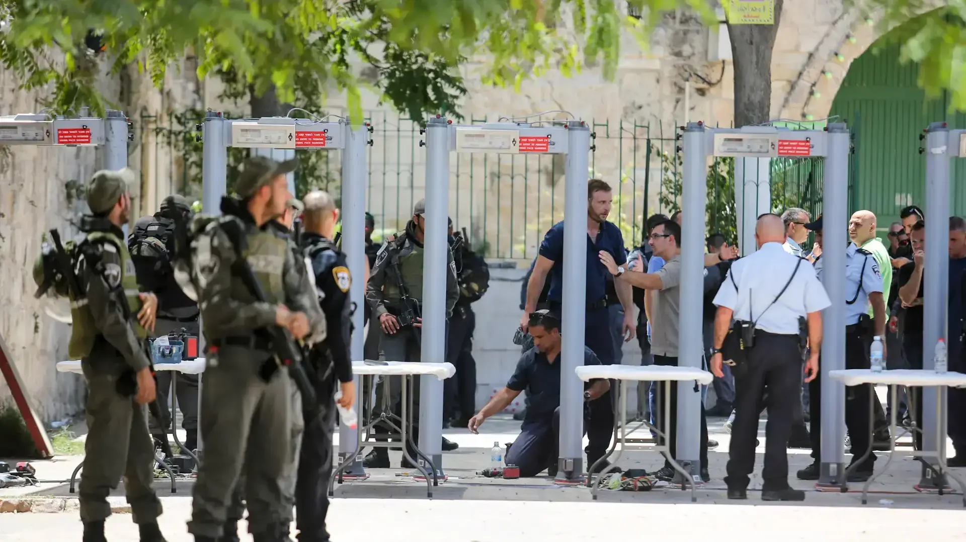 הצבת מגנומטרים בירושלים לאחר בפיגוע ביום שישי האחרון 16 ביולי 2017 הצבת מגנומטרים בירושלים לאחר בפיגוע ביום שישי האחרון 16 ביולי 2017