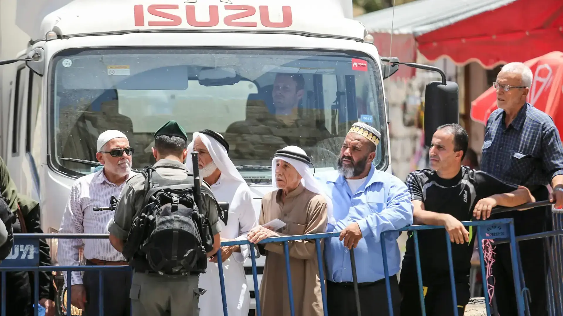 מתפללים מוסלמים ממתינים להכנס להר הבית לתפילה 16 ביולי 2017 מתפללים מוסלמים ממתינים להכנס להר הבית לתפילה 16 ביולי 2017
