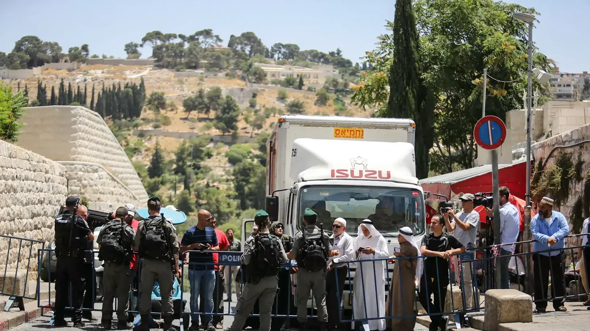מתפללים מוסלמים ממתינים להכנס להר הבית לתפילה 16 ביולי 2017 מתפללים מוסלמים ממתינים להכנס להר הבית לתפילה 16 ביולי 2017