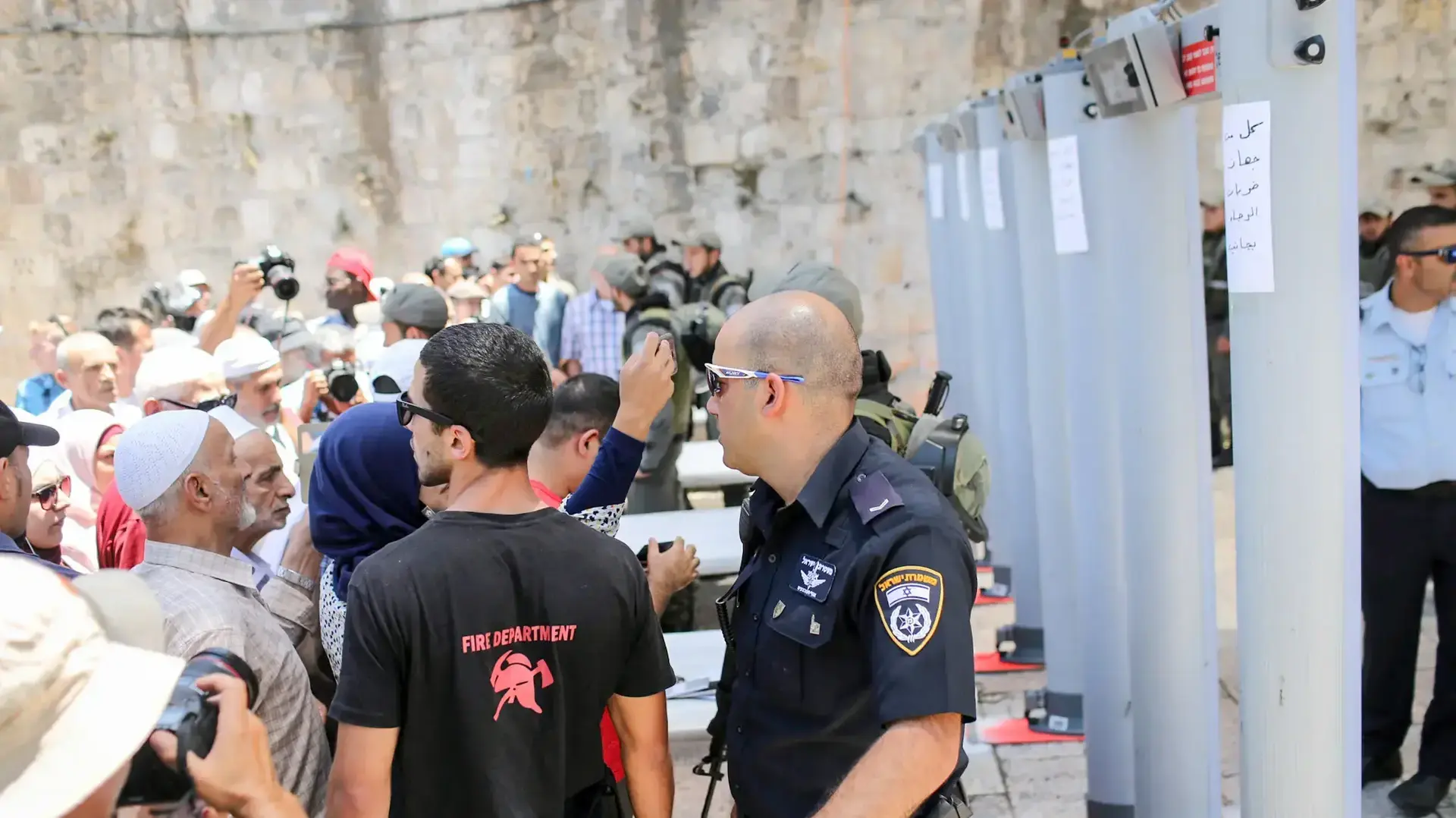כניסת מתפללים להר הבית תחת אבטחה לאחר הפיגוע 16 ביולי 2017 כניסת מתפללים להר הבית תחת אבטחה לאחר הפיגוע 16 ביולי 2017