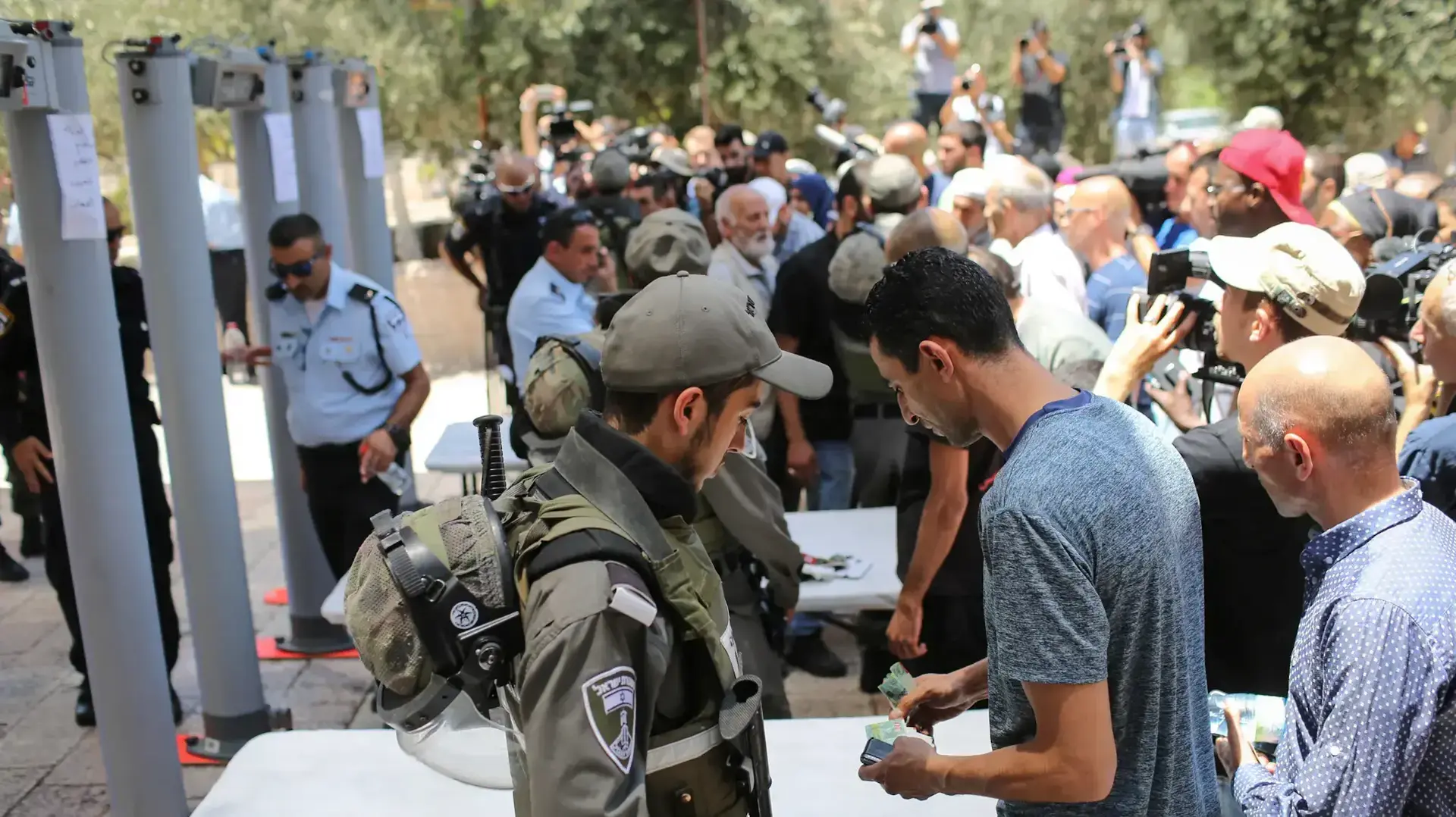 כניסת מתפללים להר הבית תחת אבטחה לאחר הפיגוע 16 ביולי 2017 כניסת מתפללים להר הבית תחת אבטחה לאחר הפיגוע 16 ביולי 2017