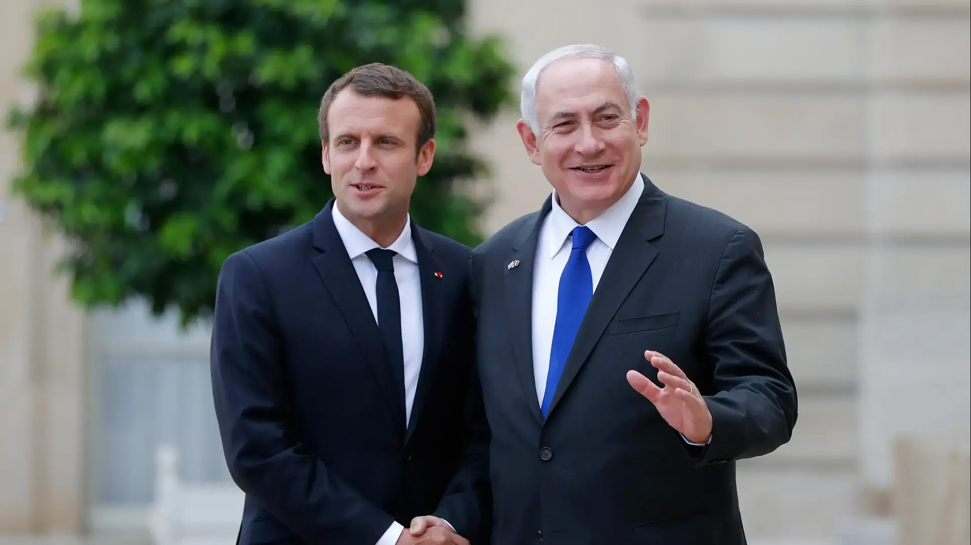 נשיא צרפת, עמנואל מקרון, מלווה את ראש ממשלת ישראל, בנימין נתניהו, לאחר פגישתם בארמון אליזה בפריז נשיא צרפת, עמנואל מקרון, מלווה את ראש ממשלת ישראל, בנימין נתניהו, לאחר פגישתם בארמון אליזה בפריז