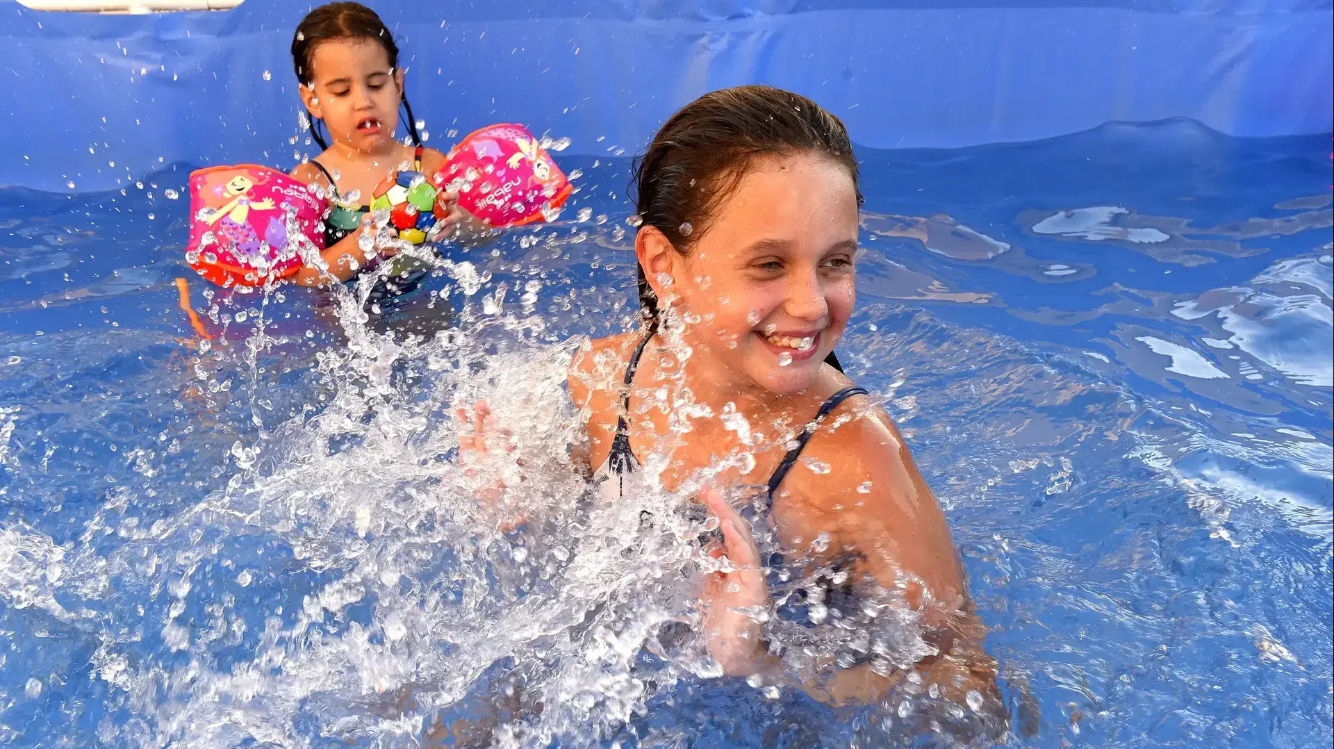 ילדים מצטננים בבריכה בעקבות החום הכבד 15.7.17 ילדים מצטננים בבריכה בעקבות החום הכבד 15.7.17
