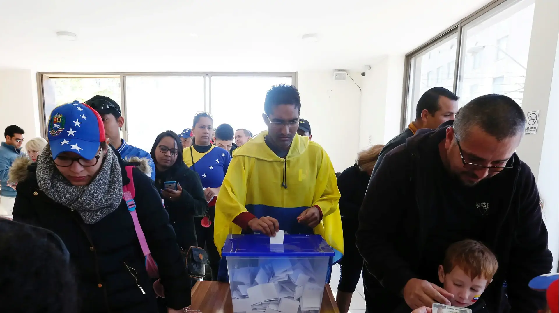 אזרחים בקראקס בירת ונצואלה מצביעים במשאל העם של האופוזיציה נגד הנשיא ניקולס מדורו, 16 ביולי 2017 אזרחים בקראקס בירת ונצואלה מצביעים במשאל העם של האופוזיציה נגד הנשיא ניקולס מדורו, 16 ביולי 2017