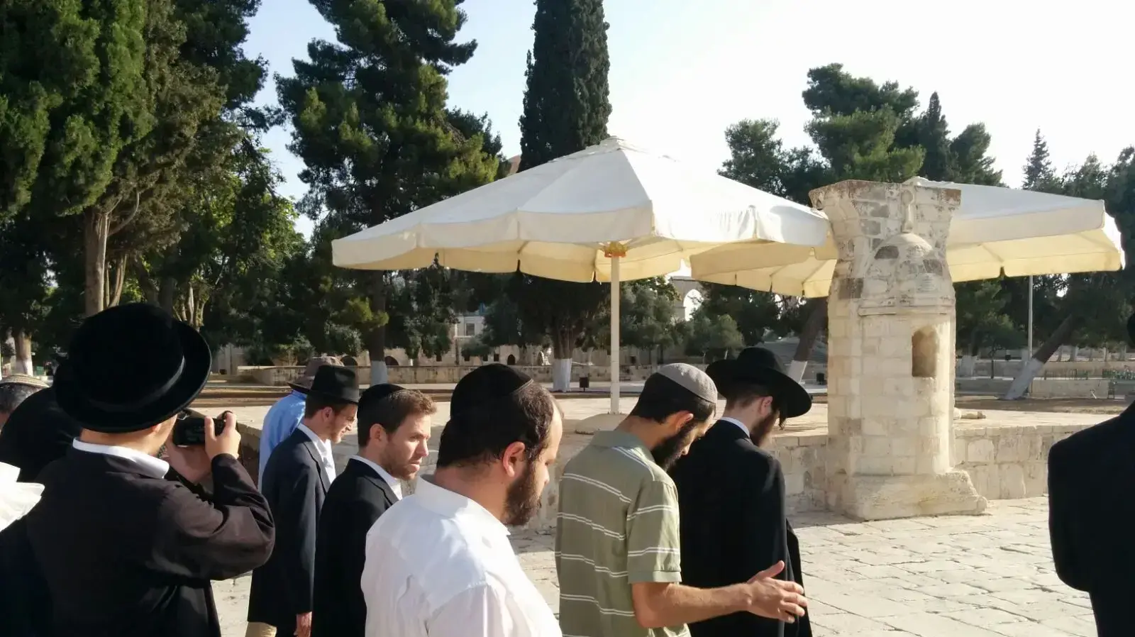 מתפללים יהודים עולים להר הבית בירושלים