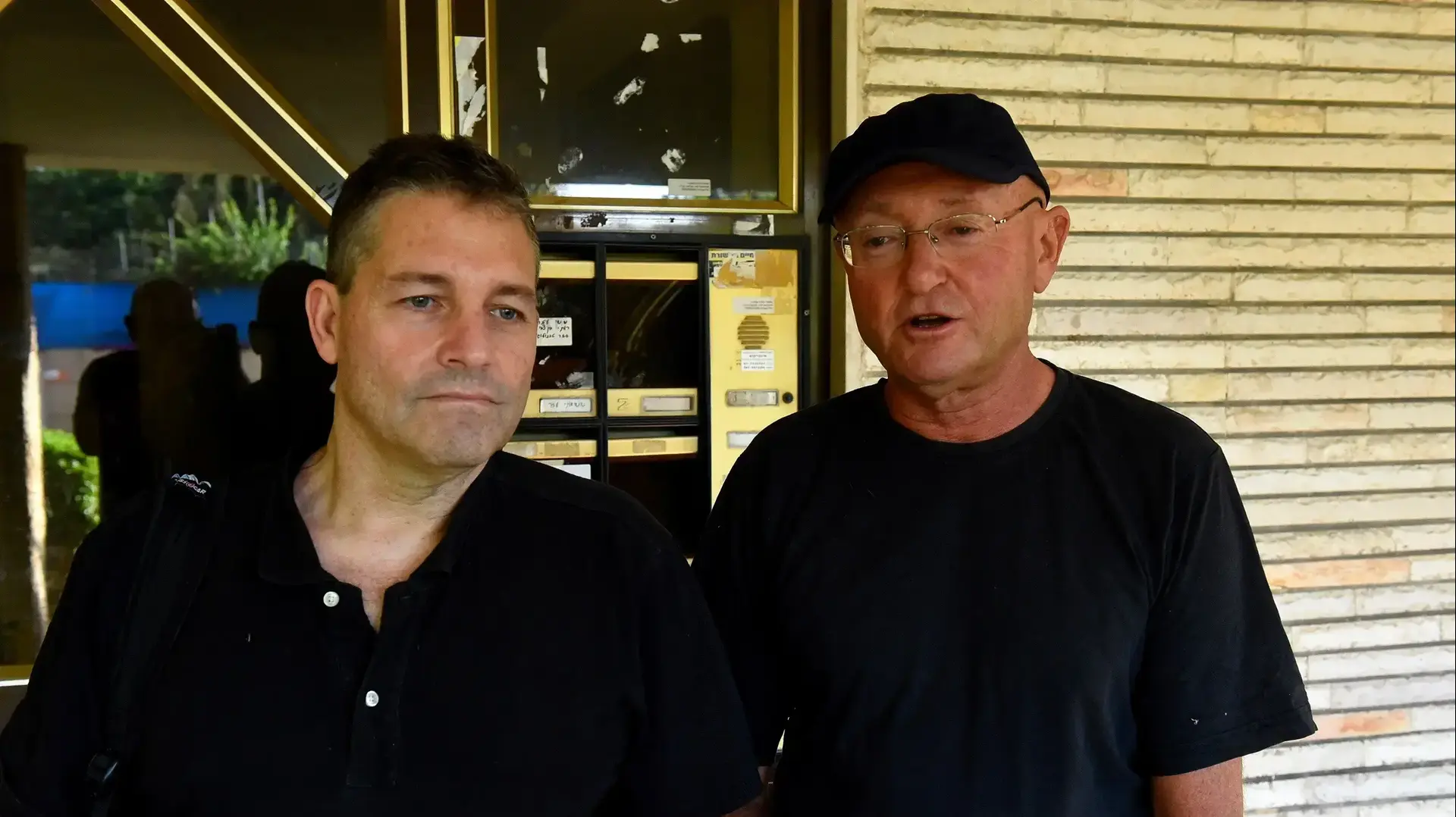 השכנים הנרגנים של פארק הירקון יצחק (איצו) זילברברג ואיתי זילבר השכנים הנרגנים של פארק הירקון יצחק (איצו) זילברברג ואיתי זילבר