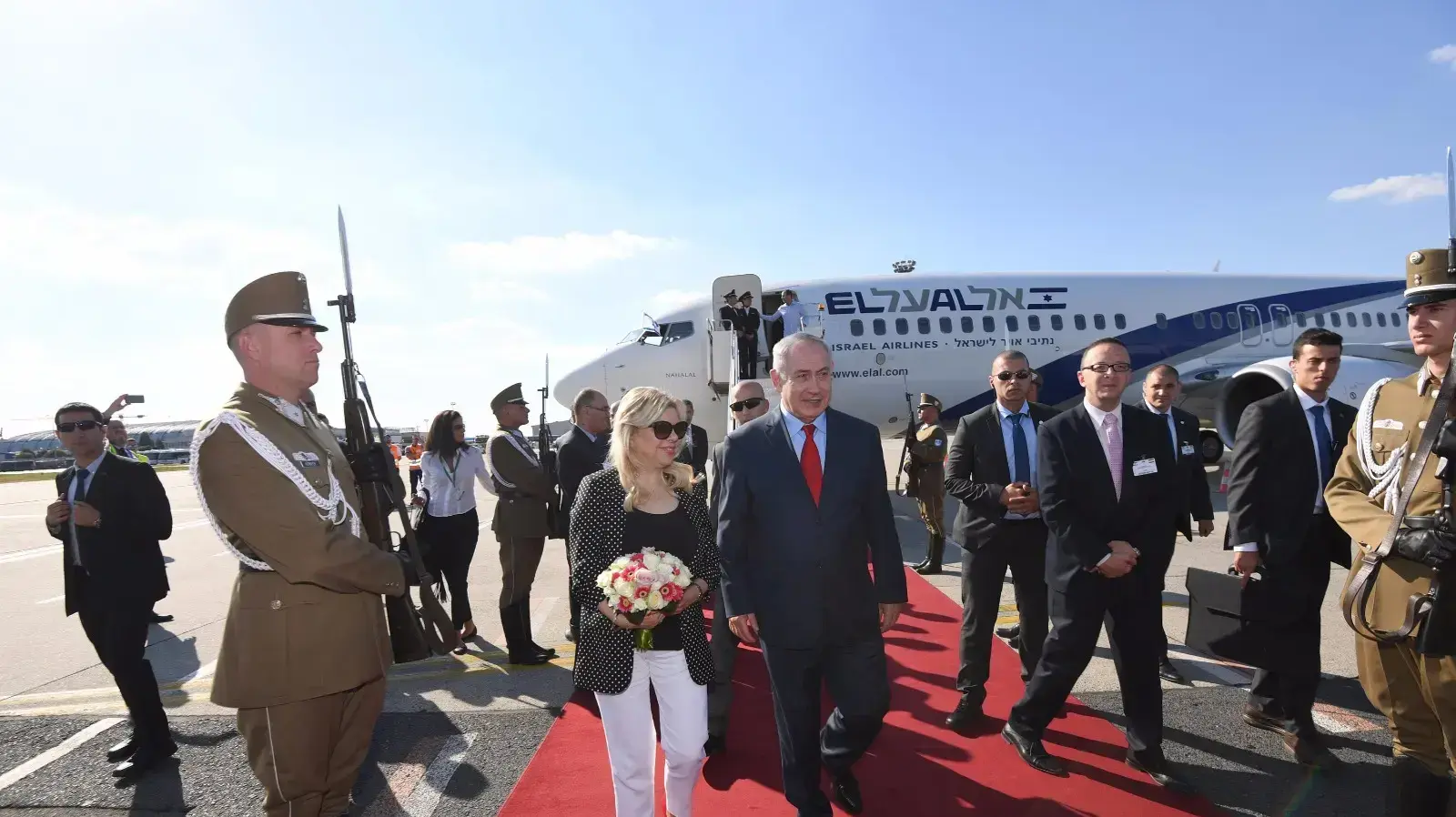 ראש הממשלה בנימין נתניהו ורעייתו שרה נתניהו נוחתים בהונגריה 17 ביולי 2017 ראש הממשלה בנימין נתניהו ורעייתו שרה נתניהו נוחתים בהונגריה 17 ביולי 2017