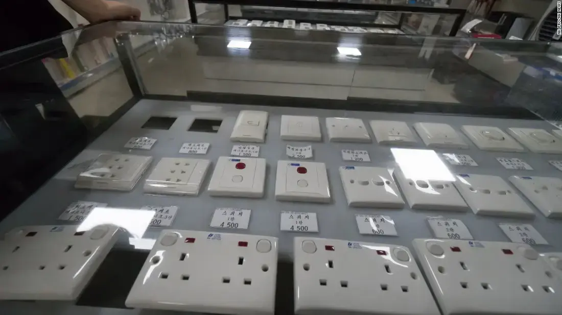 חנות יוקרה בפיונגיאנג, קוריאה הצפונית חנות יוקרה בפיונגיאנג, קוריאה הצפונית
