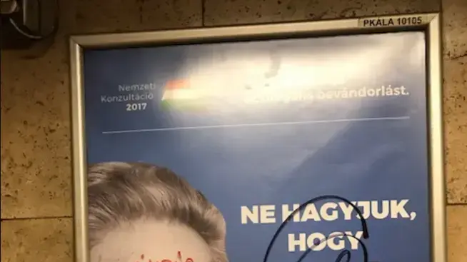 כרזה נגד סורוס במטרו בבירת הונגריה, בודפשט, יולי 2017