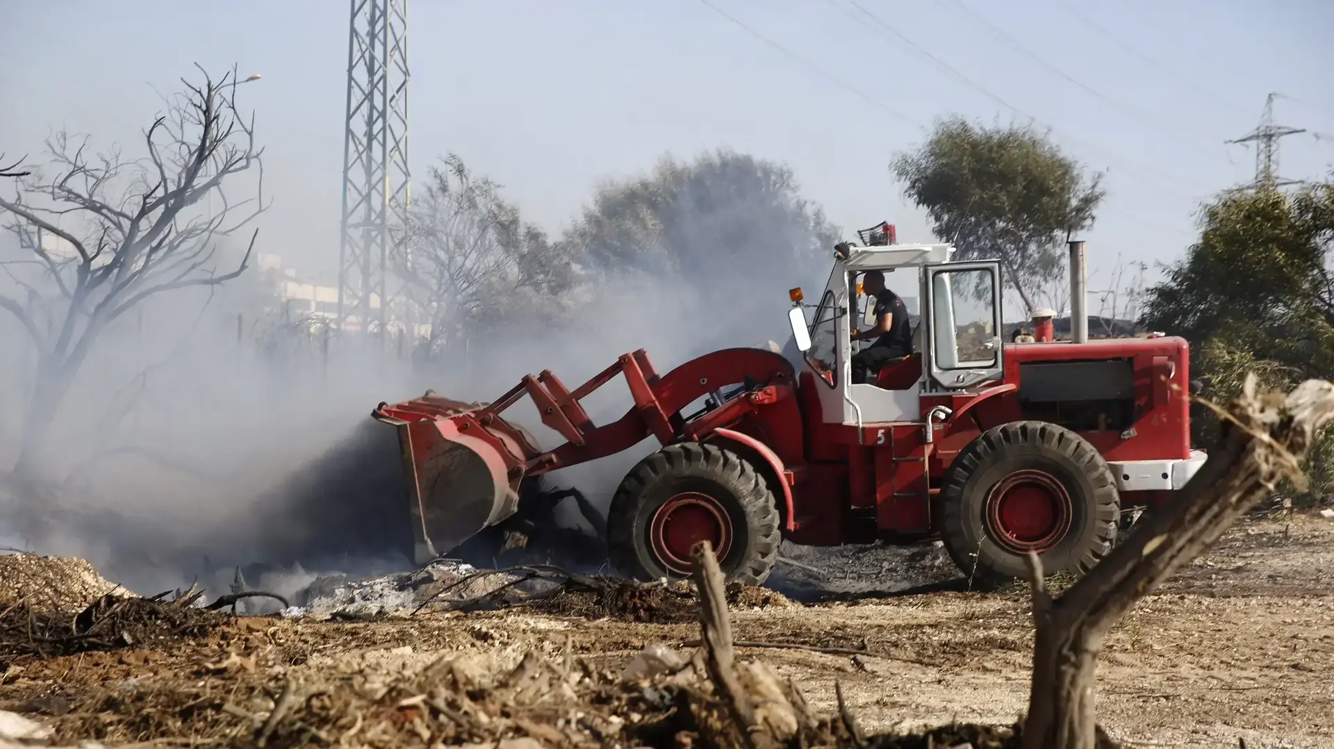 אש משתוללת במחלף קוממיות לכיוון דרום; עומסי תנועה כבדים במקום אש משתוללת במחלף קוממיות לכיוון דרום; עומסי תנועה כבדים במקום