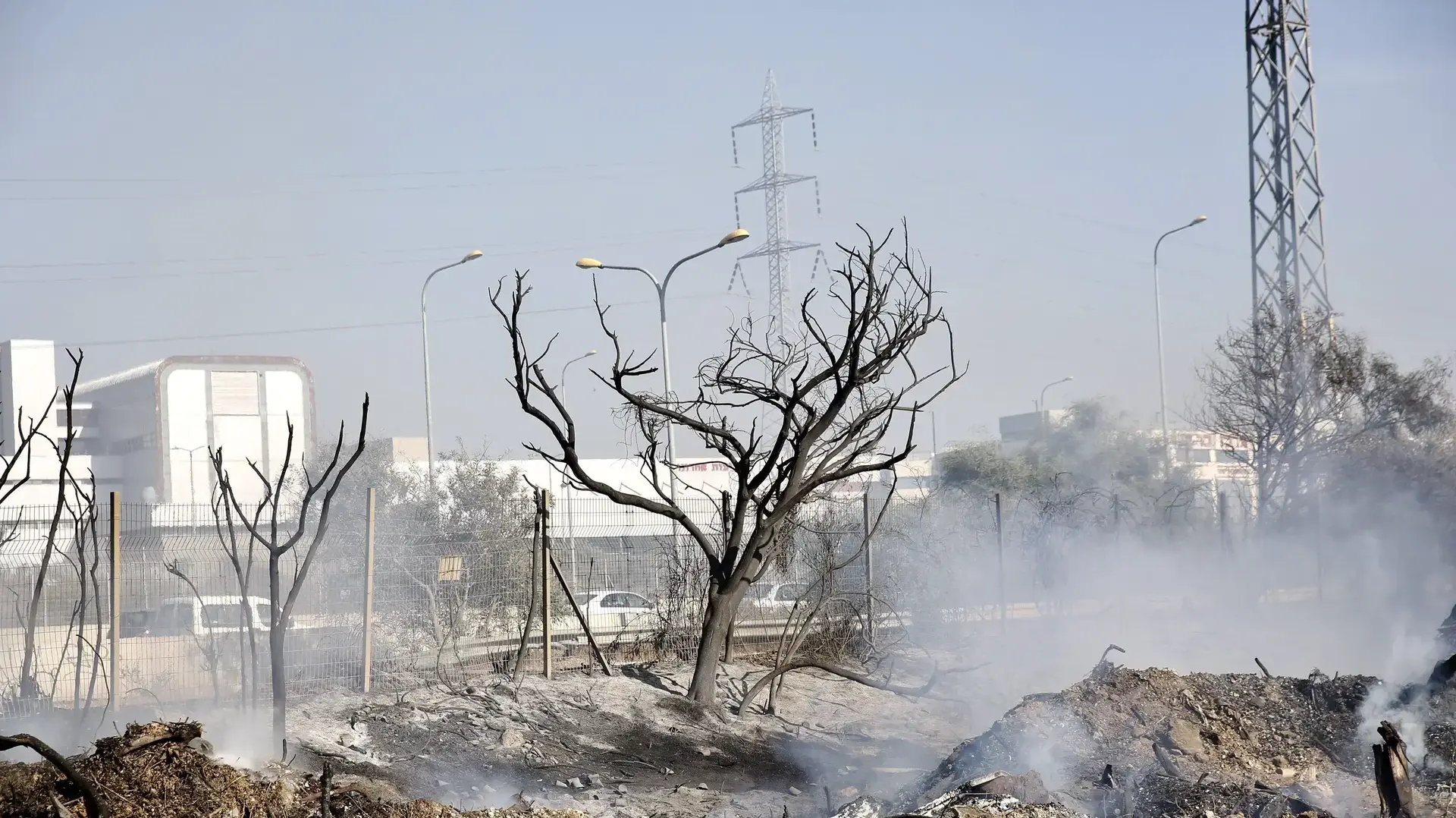 אש משתוללת במחלף קוממיות לכיוון דרום; עומסי תנועה כבדים במקום אש משתוללת במחלף קוממיות לכיוון דרום; עומסי תנועה כבדים במקום