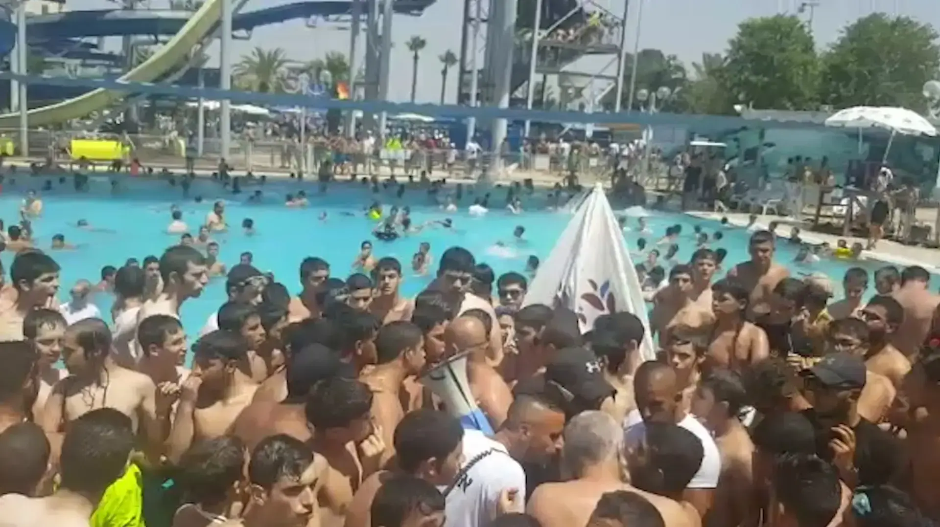 ימית 2000: צעירים ששהו במקום החלו להתקוטט, קיללו את המצילים והשליכו כסאות