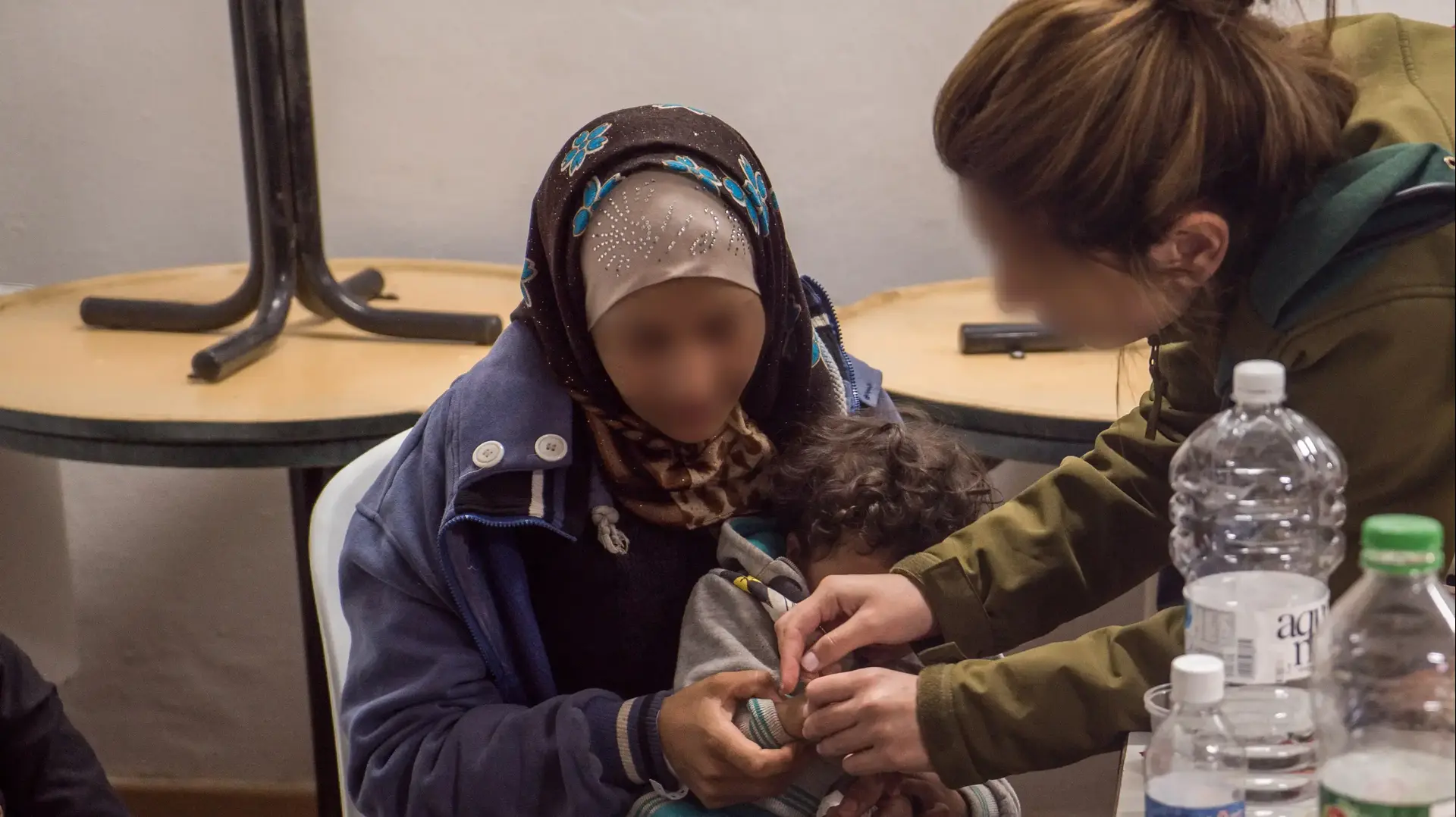 צה"ל מסייע לפליטים הסורים במסגרת פעילות יחידת "שכנות טובה" יולי 2017 צה"ל מסייע לפליטים הסורים במסגרת פעילות יחידת "שכנות טובה" יולי 2017