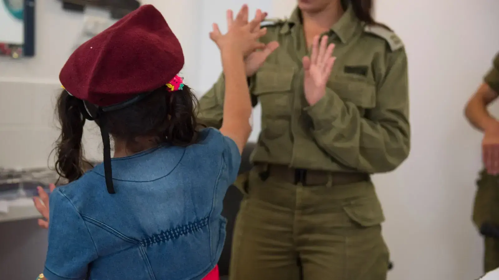 צה"ל מסייע לפליטים הסורים במסגרת פעילות יחידת "שכנות טובה" יולי 2017 צה"ל מסייע לפליטים הסורים במסגרת פעילות יחידת "שכנות טובה" יולי 2017