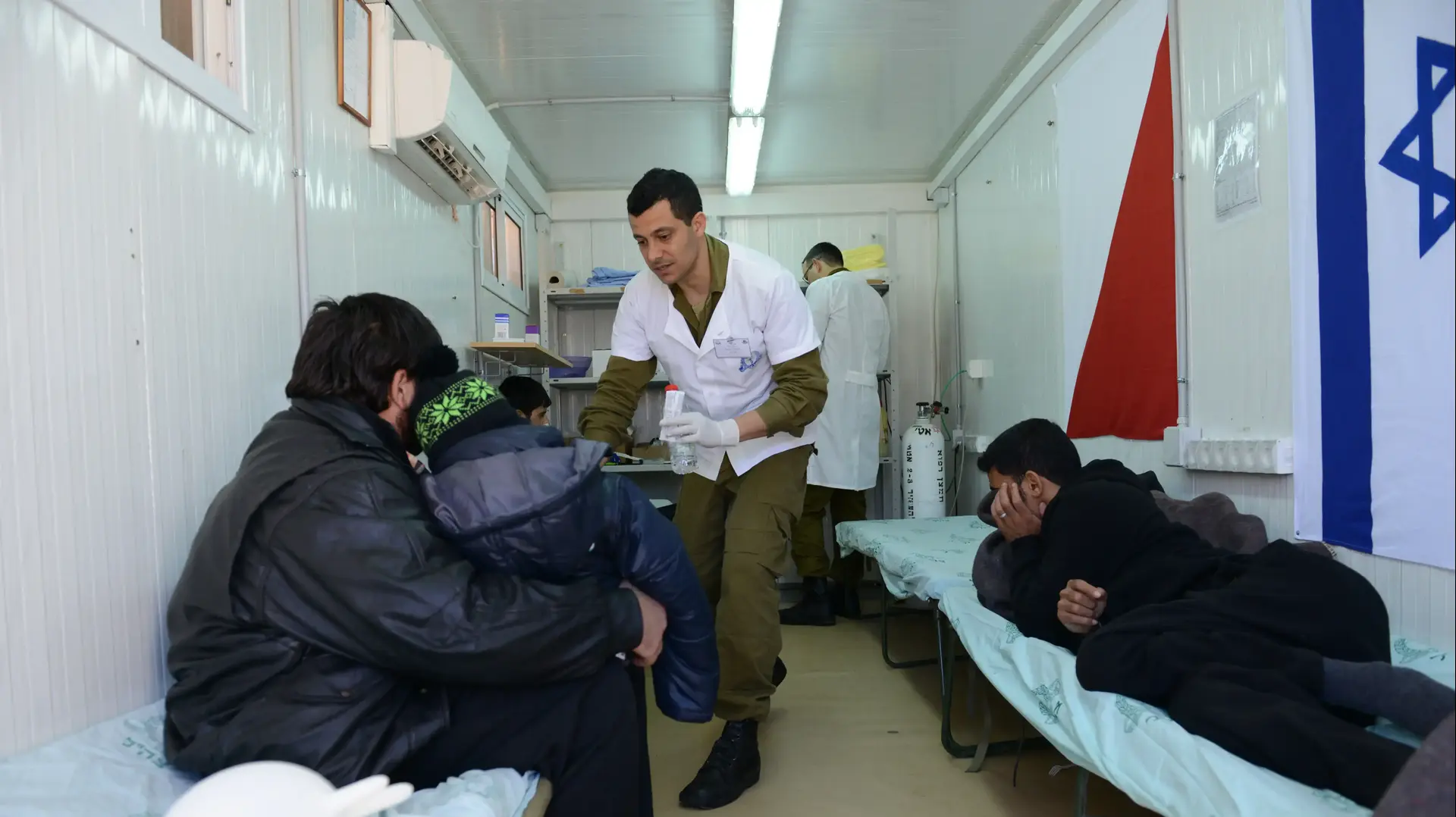 צה"ל מסייע לפליטים הסורים במסגרת פעילות יחידת "שכנות טובה" יולי 2017 צה"ל מסייע לפליטים הסורים במסגרת פעילות יחידת "שכנות טובה" יולי 2017