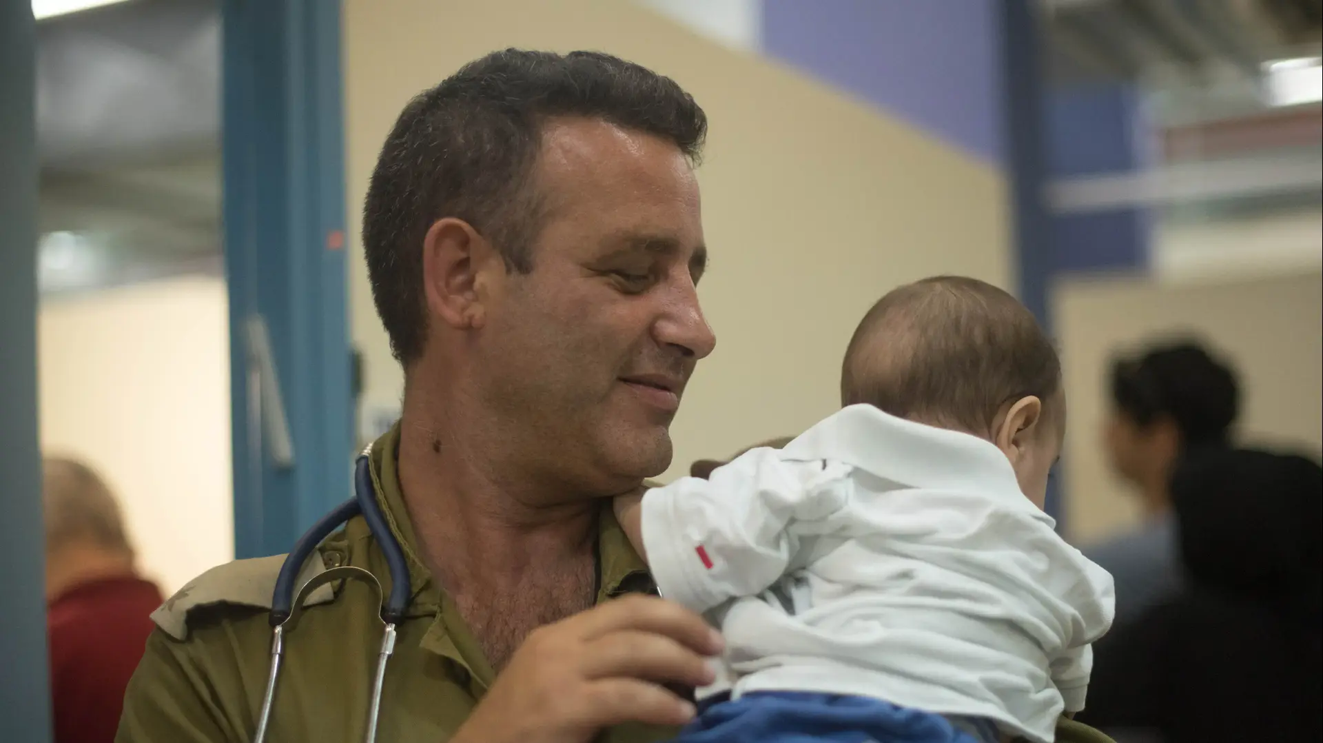 צה"ל מסייע לפליטים הסורים במסגרת פעילות יחידת "שכנות טובה" יולי 2017 צה"ל מסייע לפליטים הסורים במסגרת פעילות יחידת "שכנות טובה" יולי 2017