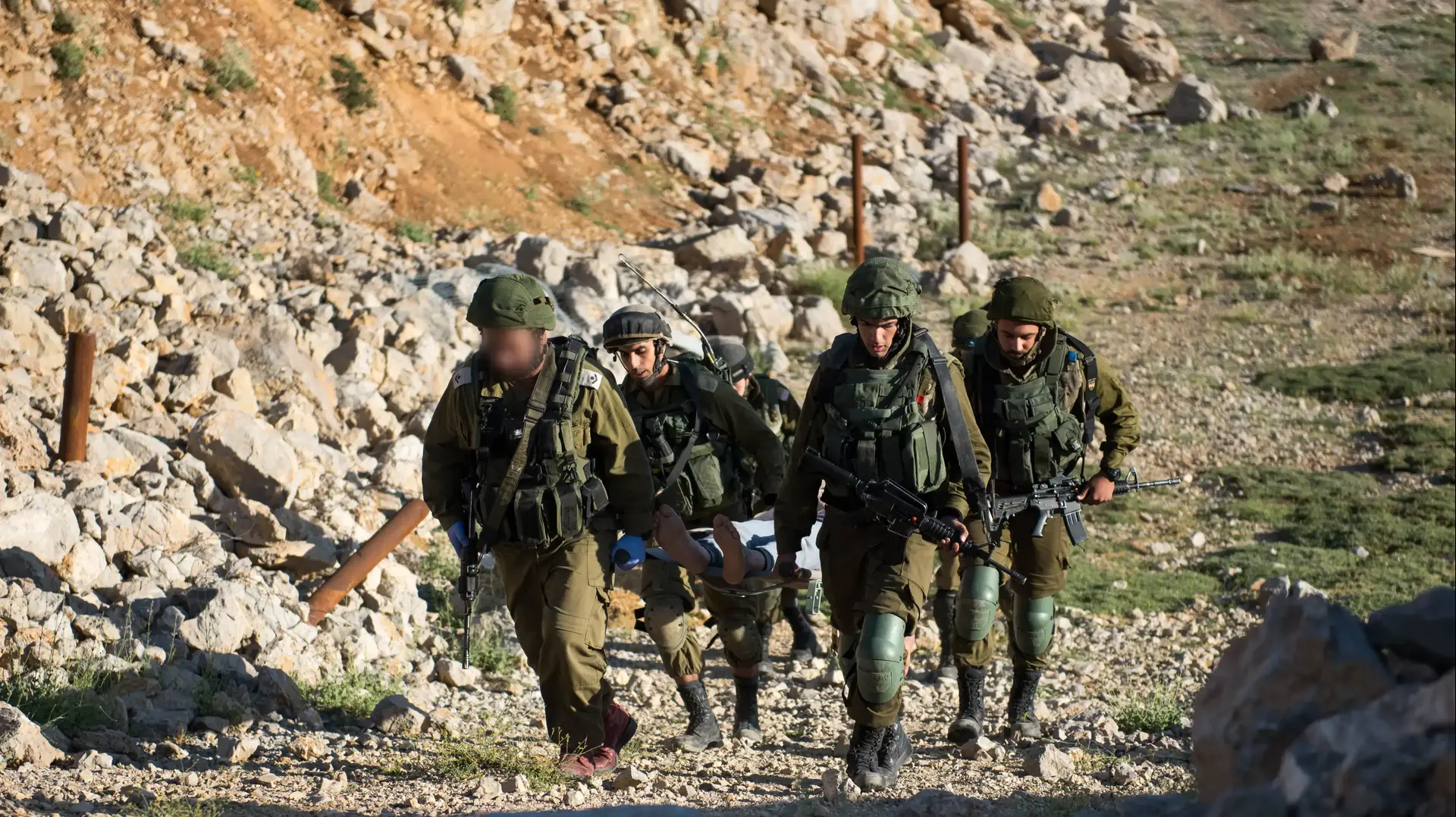 צה"ל מסייע לפליטים הסורים במסגרת פעילות יחידת "שכנות טובה" יולי 2017 צה"ל מסייע לפליטים הסורים במסגרת פעילות יחידת "שכנות טובה" יולי 2017