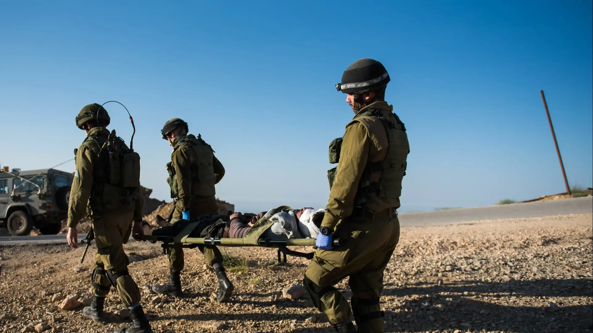 צה"ל מסייע לפליטים הסורים במסגרת פעילות יחידת "שכנות טובה" יולי 2017 צה"ל מסייע לפליטים הסורים במסגרת פעילות יחידת "שכנות טובה" יולי 2017