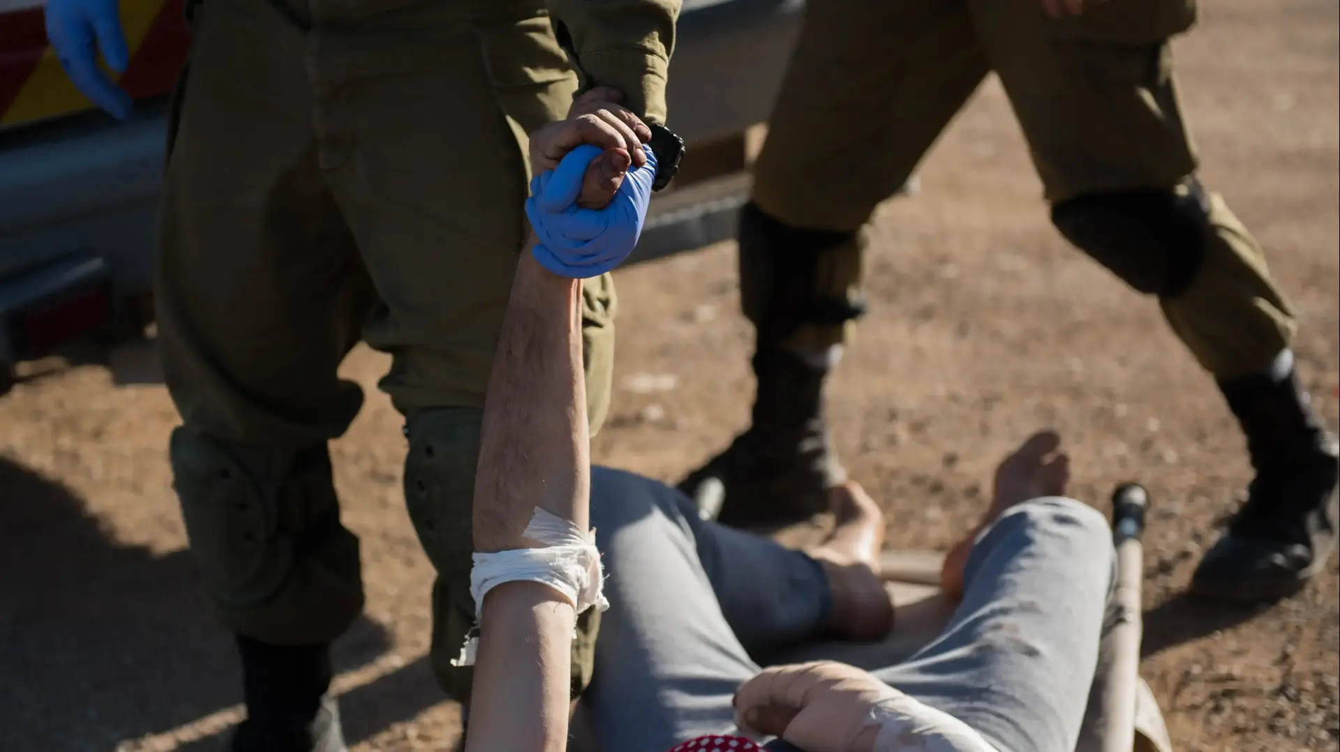 צה"ל מסייע לפליטים הסורים במסגרת פעילות יחידת "שכנות טובה" יולי 2017