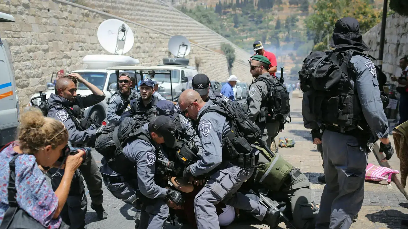עמותים אלימים בין כוחות הבטחון לבין המתפללים המוסלמים באיזור הר הבית, שער האריות 19 ביולי 2017