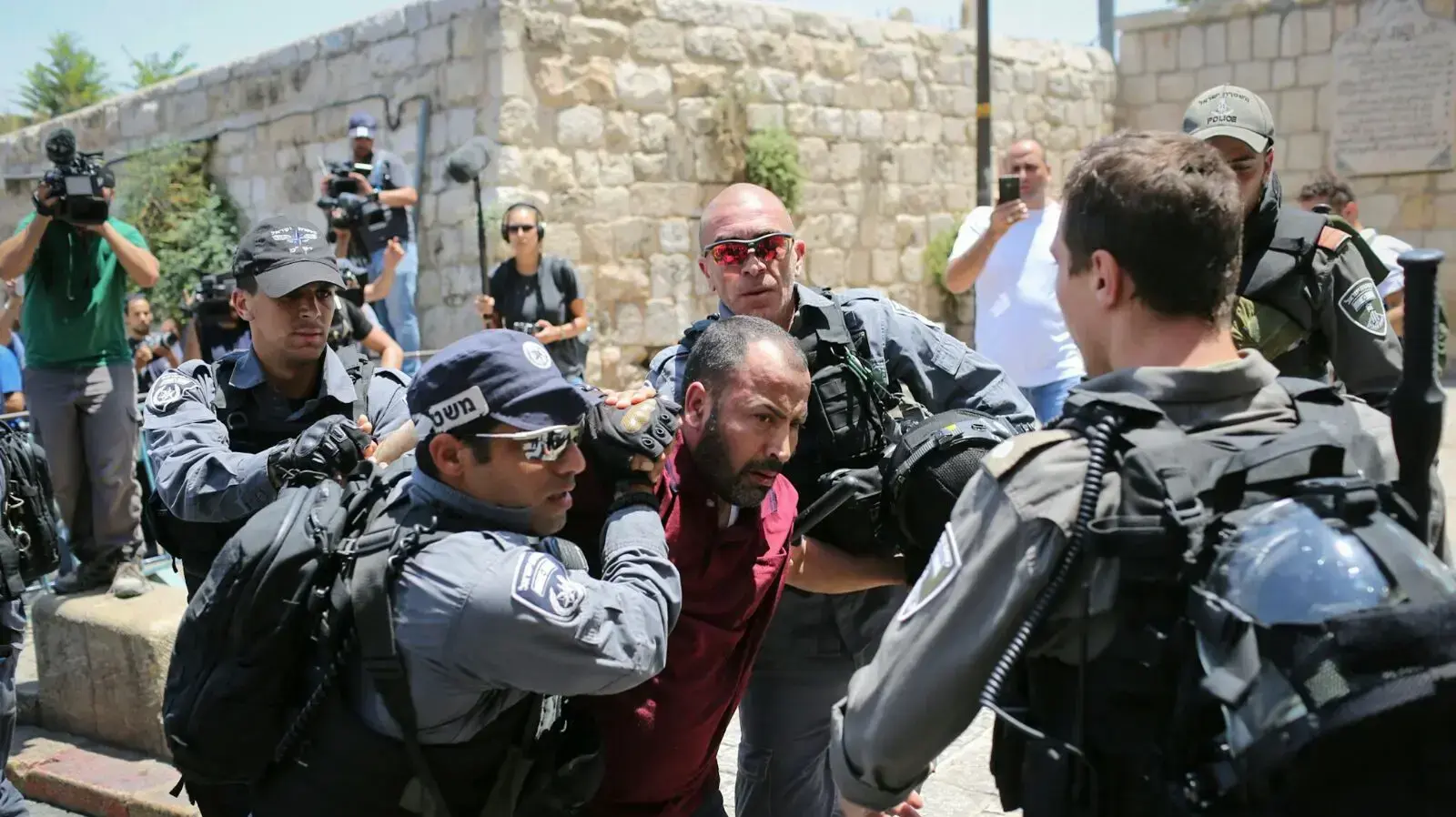 עמותים אלימים בין כוחות הבטחון לבין המתפללים המוסלמים באיזור הר הבית, שער האריות 19 ביולי 2017 עמותים אלימים בין כוחות הבטחון לבין המתפללים המוסלמים באיזור הר הבית, שער האריות 19 ביולי 2017