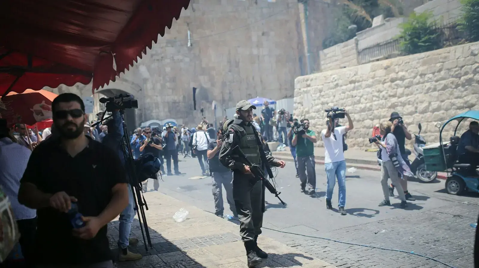 עמותים אלימים בין כוחות הבטחון לבין המתפללים המוסלמים באיזור הר הבית, שער האריות 19 ביולי 2017 עמותים אלימים בין כוחות הבטחון לבין המתפללים המוסלמים באיזור הר הבית, שער האריות 19 ביולי 2017