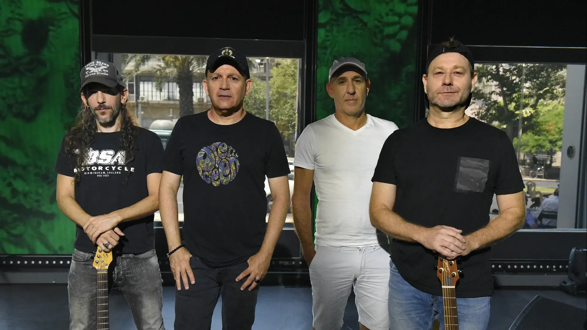 להקת אתניקס מתראיינת ומבצעת שני שירים באולפן וואלה! להקת אתניקס מתראיינת ומבצעת שני שירים באולפן וואלה!