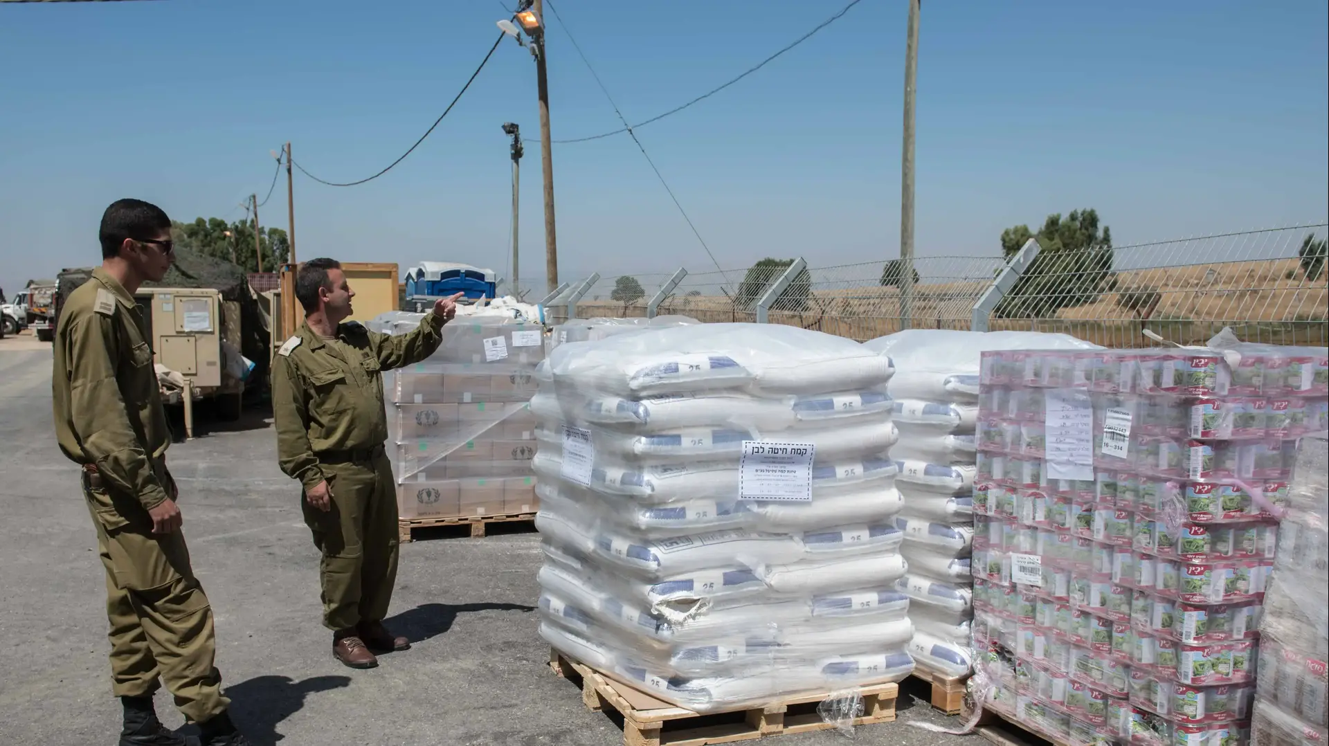תיעוד הסיוע ההומניטרי שמגיש צה"ל לפליטים סורים ברמת הגולן כחלק ממבצע שכנות טובה, 2017 תיעוד הסיוע ההומניטרי שמגיש צה"ל לפליטים סורים ברמת הגולן כחלק ממבצע שכנות טובה, 2017