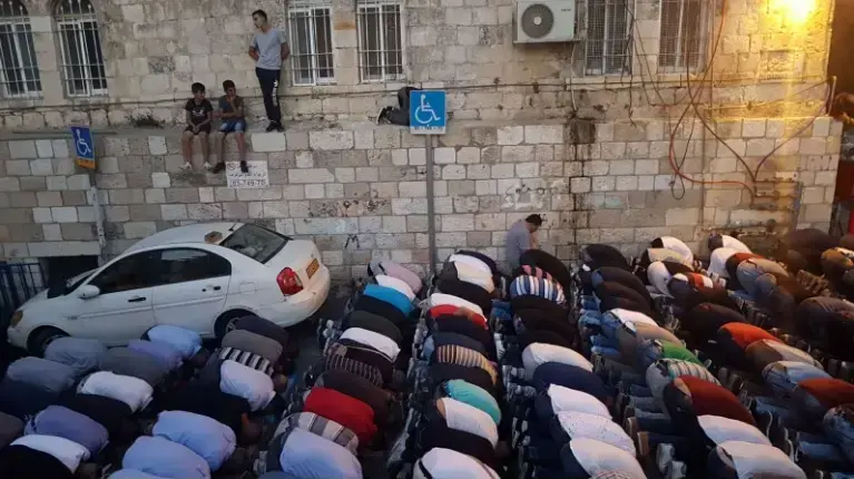 תפילה המונית בכניסה האחורית של הר הבית, 19 ביולי 2017 תפילה המונית בכניסה האחורית של הר הבית, 19 ביולי 2017