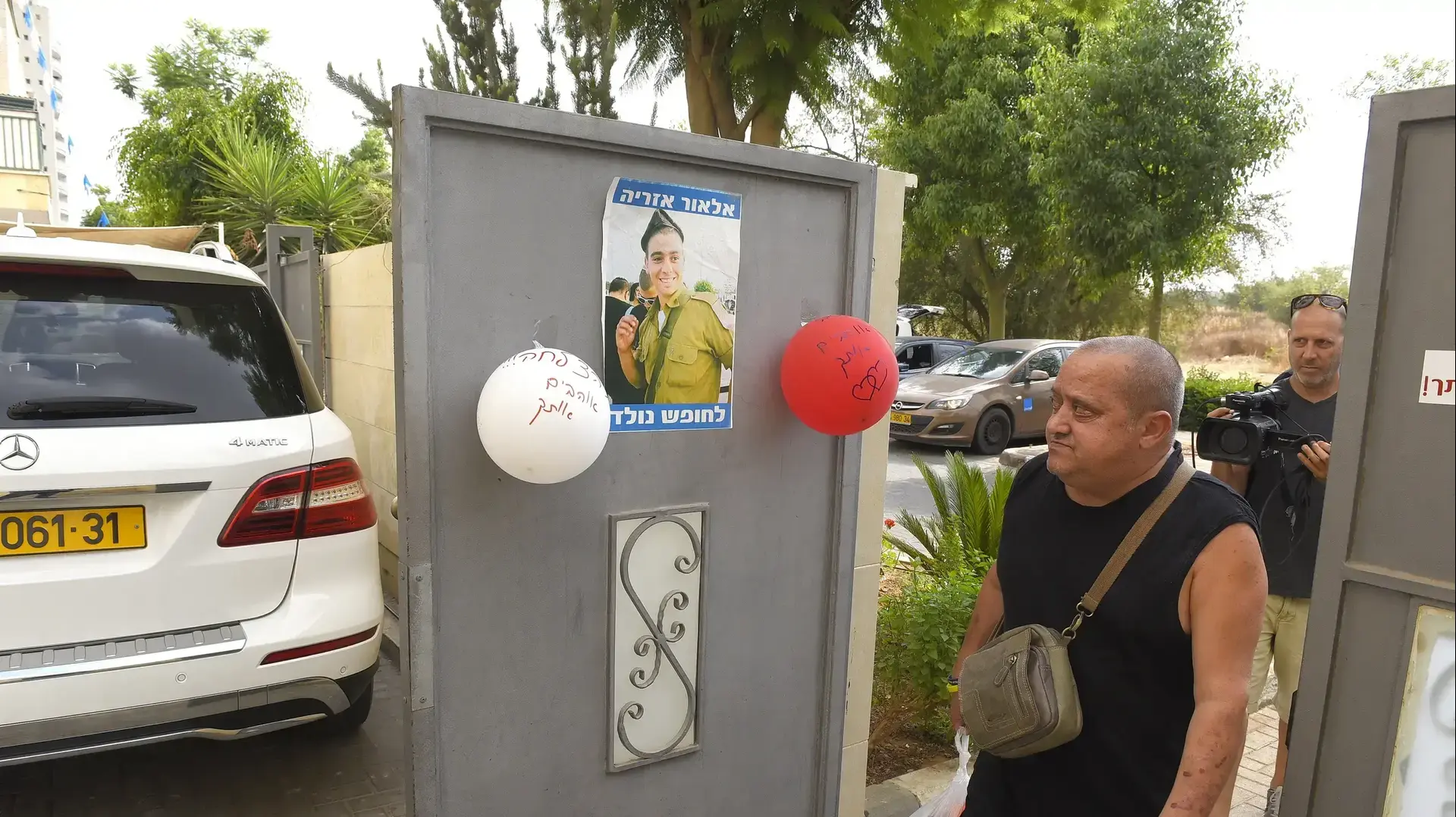 דודו של אלאור אזריה מחוץ לביתו ברמלה 20 ביולי 2017 דודו של אלאור אזריה מחוץ לביתו ברמלה 20 ביולי 2017