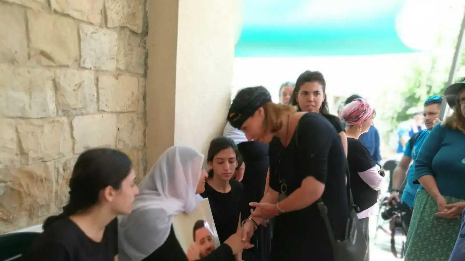 ביקור המשפחה השכולה בחורפיש שאיבדה את בנה השוטר בהר הבית ביקור המשפחה השכולה בחורפיש שאיבדה את בנה השוטר בהר הבית