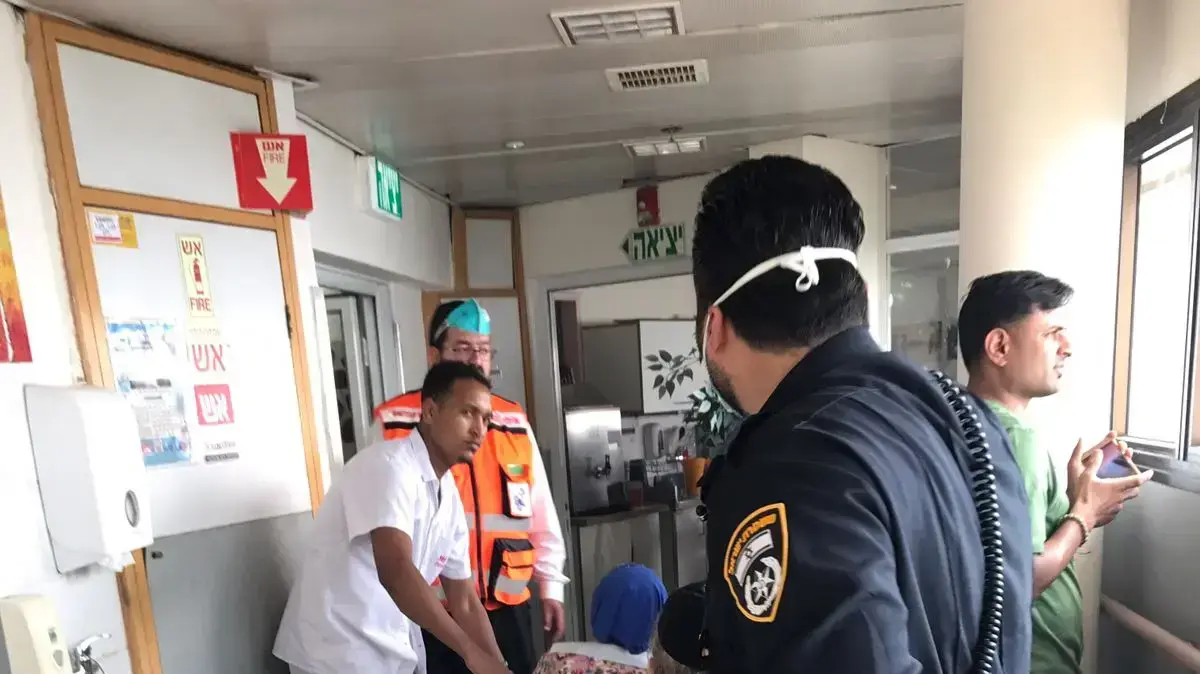 פינוי דיירי בית אבות בשכונת בית הכרם עקב שריפה ביער ירושלים 20 ביולי 2017