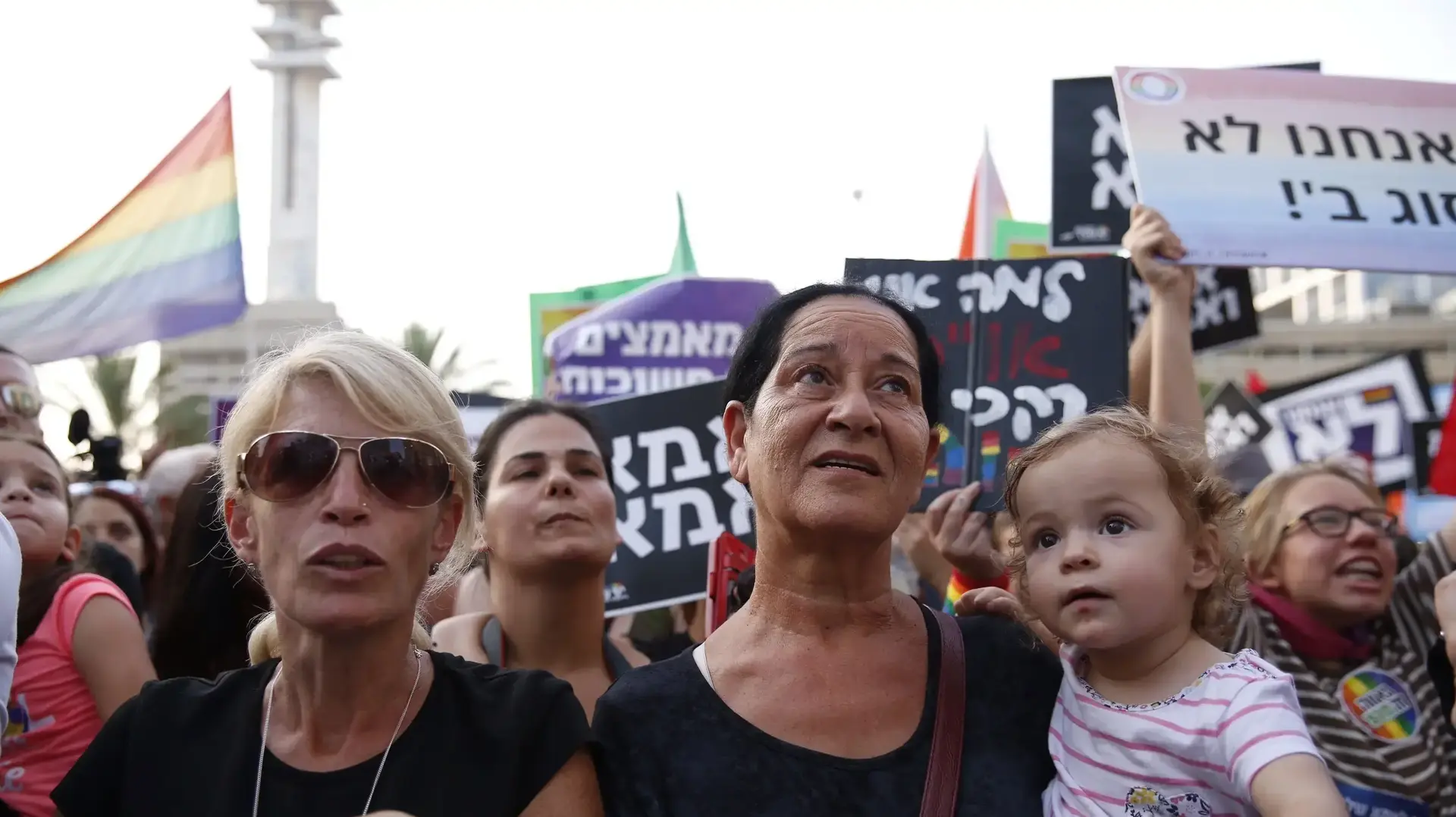 הפגנת קהילת הלהט"ב במחאה על עמדת המדינה לגבי אימוץ, תל אביב, 20 ביולי 2017 הפגנת קהילת הלהט"ב במחאה על עמדת המדינה לגבי אימוץ, תל אביב, 20 ביולי 2017