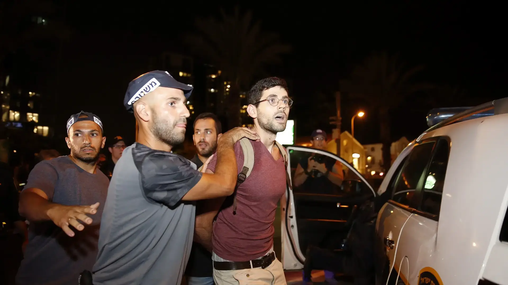 עימותים אלימים בין שוטרים למפגינים בהפגנת קהילת הלהט"ב במחאה על עמדת המדינה לגבי אימוץ, תל אביב, 20 ביולי 2017 עימותים אלימים בין שוטרים למפגינים בהפגנת קהילת הלהט"ב במחאה על עמדת המדינה לגבי אימוץ, תל אביב, 20 ביולי 2017