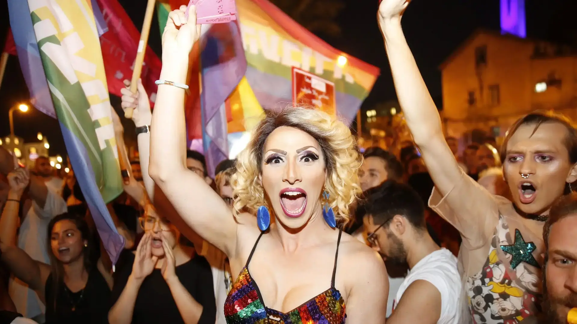 עימותים אלימים בין שוטרים למפגינים בהפגנת קהילת הלהט"ב במחאה על עמדת המדינה לגבי אימוץ, תל אביב, 20 ביולי 2017 עימותים אלימים בין שוטרים למפגינים בהפגנת קהילת הלהט"ב במחאה על עמדת המדינה לגבי אימוץ, תל אביב, 20 ביולי 2017