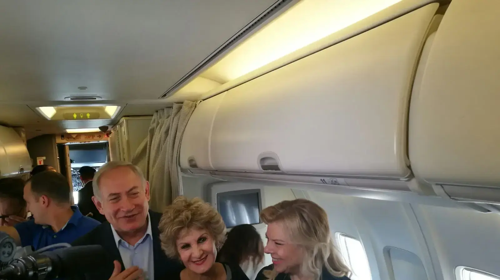 בנימין נתניהו ורעייתו בדרכם לביקור במזרח אירופה 20 ביולי 2017 בנימין נתניהו ורעייתו בדרכם לביקור במזרח אירופה 20 ביולי 2017