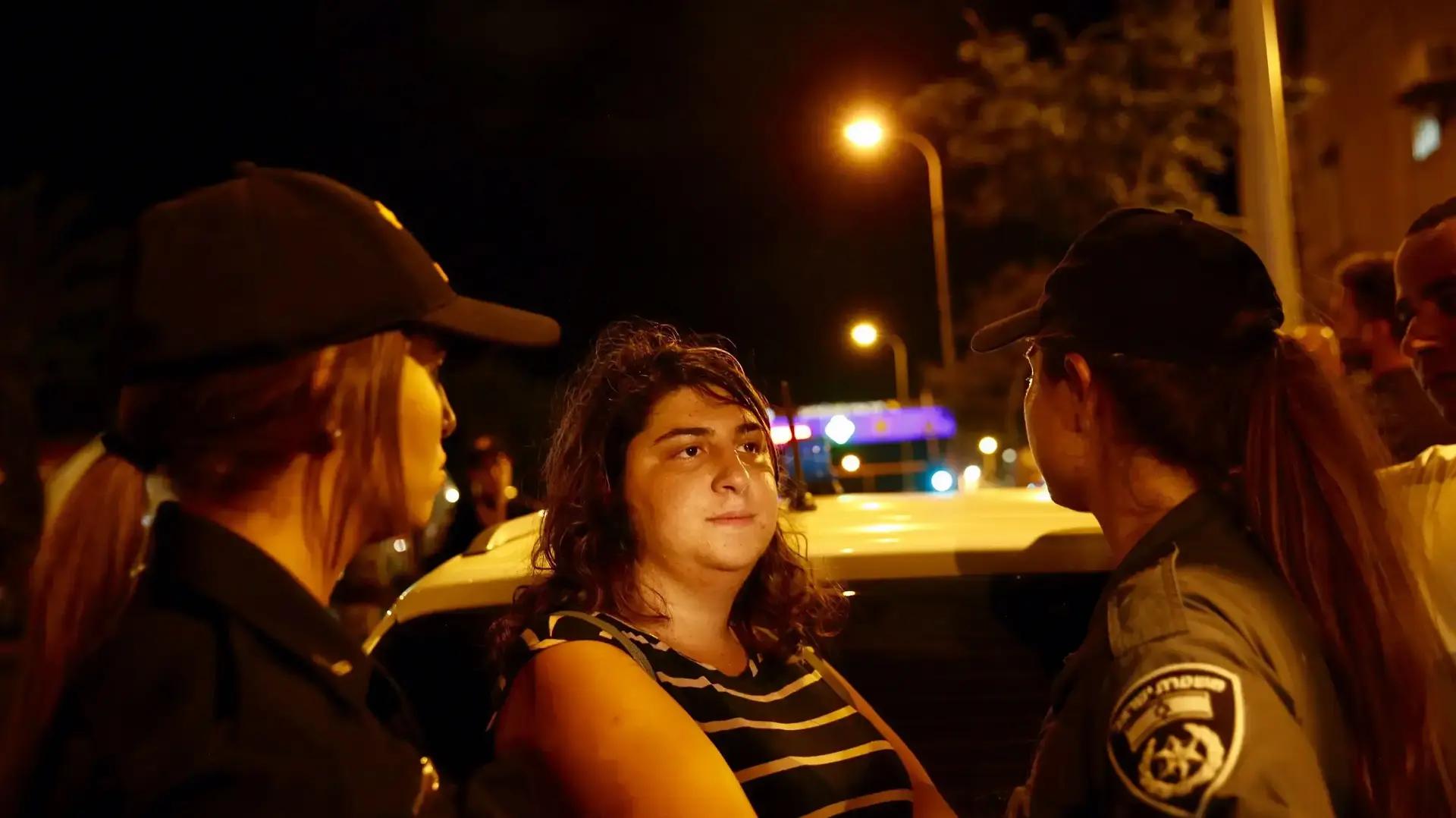 מעצרים בהפגנת קהילת הלהט"ב במחאה על עמדת המדינה לגבי אימוץ, תל אביב, 20 ביולי 2017 מעצרים בהפגנת קהילת הלהט"ב במחאה על עמדת המדינה לגבי אימוץ, תל אביב, 20 ביולי 2017