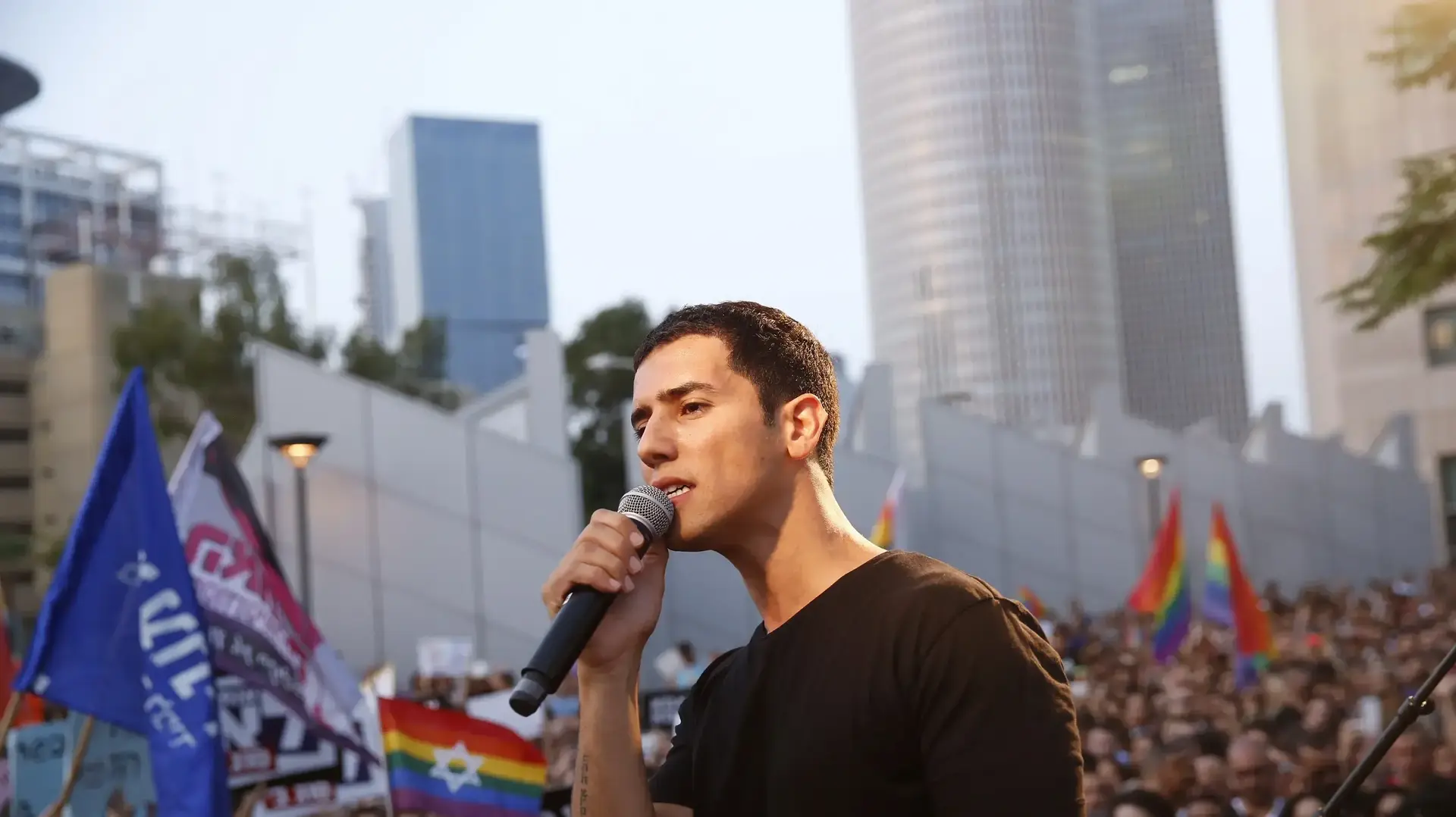 הראל סקעת בהפגנת קהילת הלהט"ב במחאה על עמדת המדינה לגבי אימוץ, תל אביב, 20 ביולי 2017 הראל סקעת בהפגנת קהילת הלהט"ב במחאה על עמדת המדינה לגבי אימוץ, תל אביב, 20 ביולי 2017