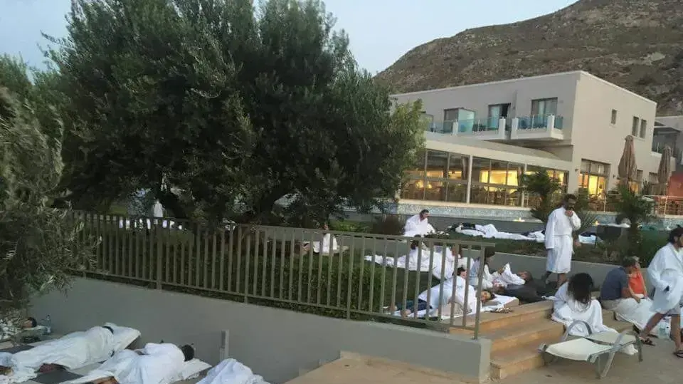 תיירים ישנים מחוץ למלון באי קוס בשל רעידת אדמה, 21 ביולי 2017 תיירים ישנים מחוץ למלון באי קוס בשל רעידת אדמה, 21 ביולי 2017