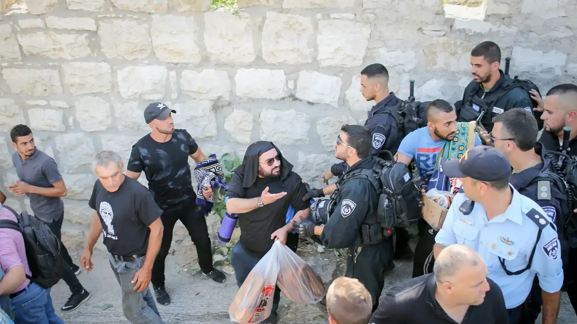 כוחות משטרה ומג"ב בשער האריות בעיר העתיקה בירושלים, 21 ביולי 2017 כוחות משטרה ומג"ב בשער האריות בעיר העתיקה בירושלים, 21 ביולי 2017